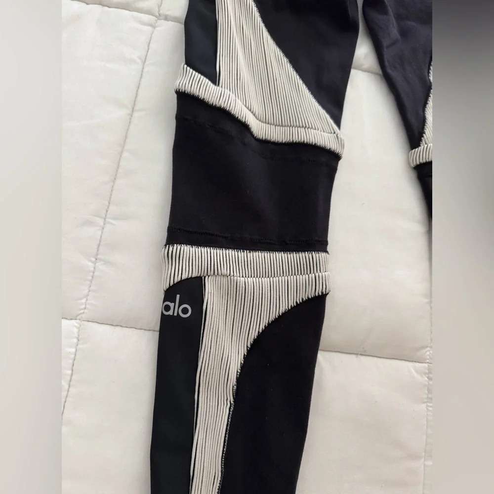 Alo Yoga Electric High-Waist Leggings black white stripes airbrush fabric
